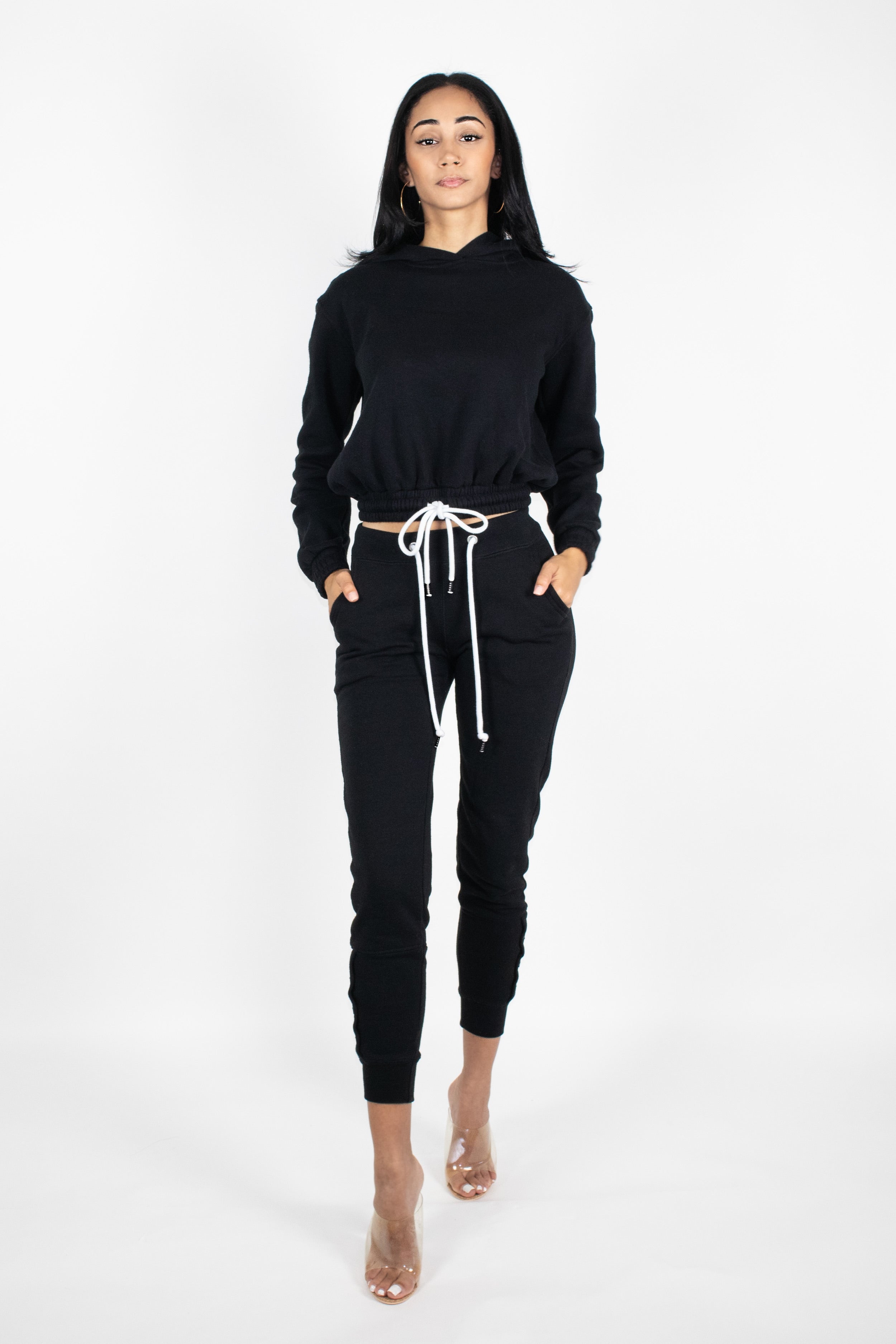 https://shopmodernminx.com/cdn/shop/files/sweatsuit-set-womens-black.jpg?v=1699307546